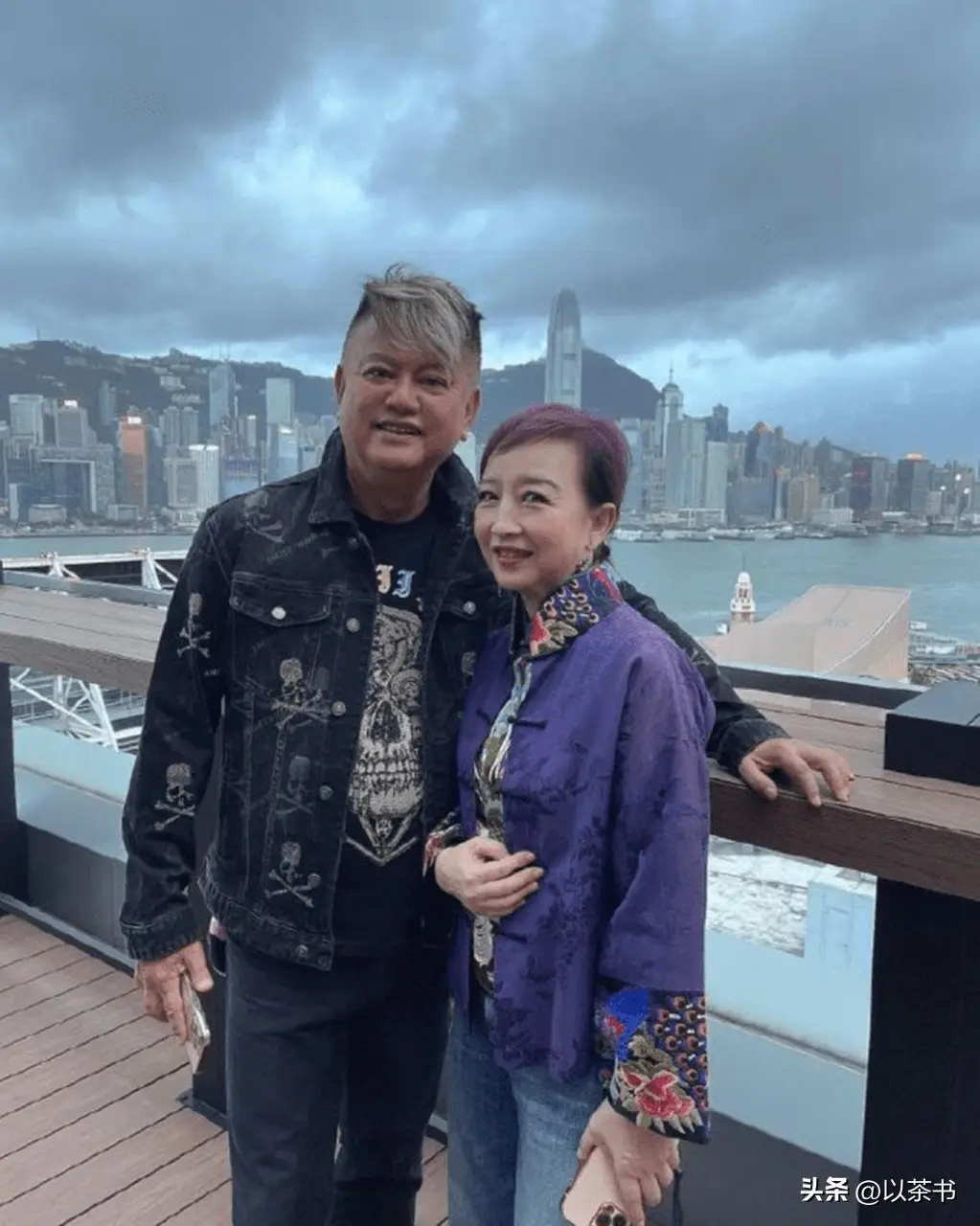 75岁陈百祥现状：穿足球队服为老婆庆生，染了黄毛，夫妻好恩爱