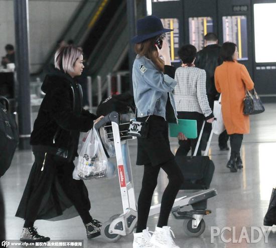 女明星鞋子搭配经_女明星 穿鞋_古力娜扎机场look鞋子搭配