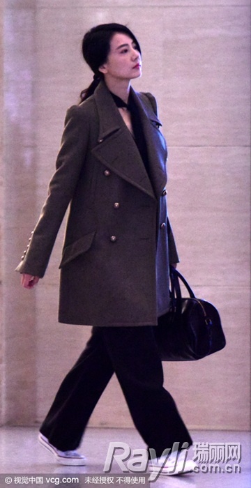 女明星鞋子搭配经_女明星 穿鞋_古力娜扎机场look鞋子搭配