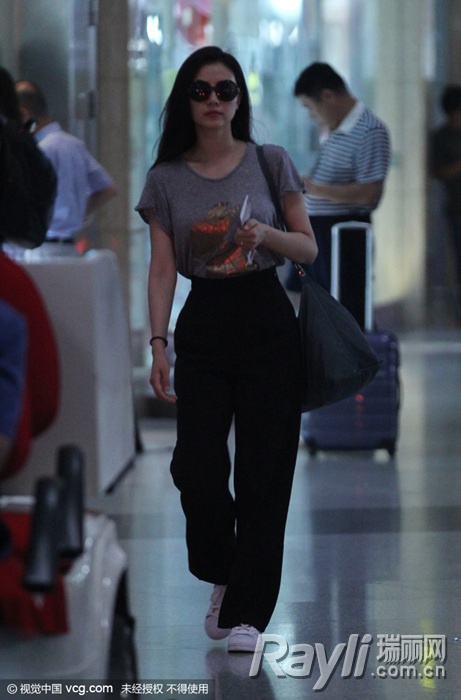 女明星 穿鞋_古力娜扎机场look鞋子搭配_女明星鞋子搭配经