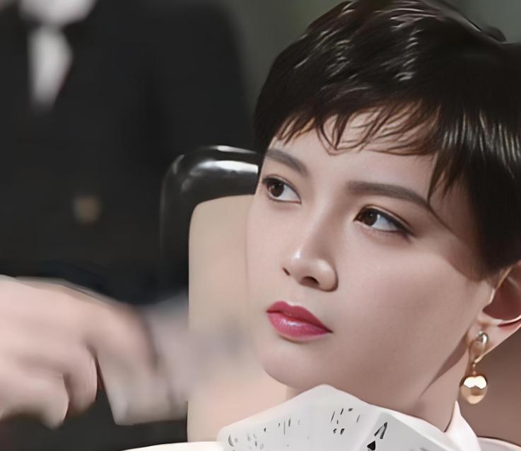 短发造型经典女星_港圈短发美女_短发女明星机场