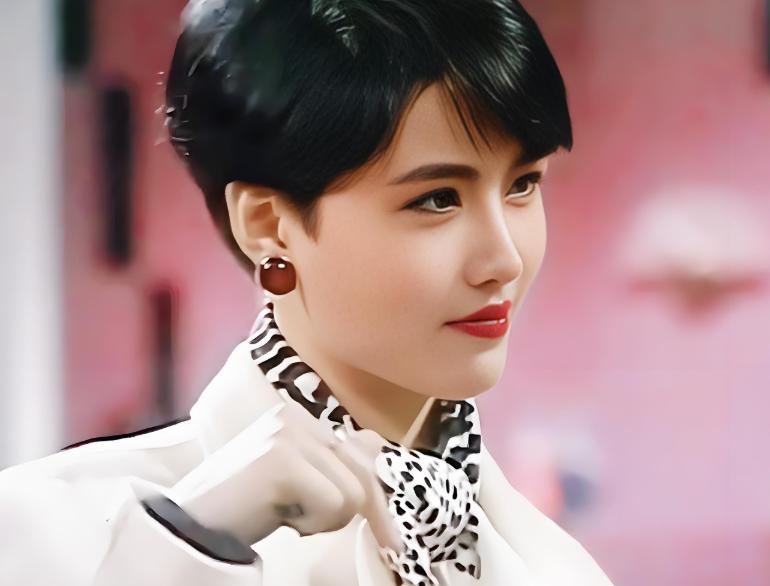 港圈短发美女_短发造型经典女星_短发女明星机场