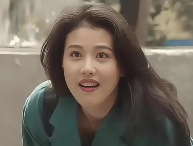 港圈短发美女_短发造型经典女星_短发女明星机场