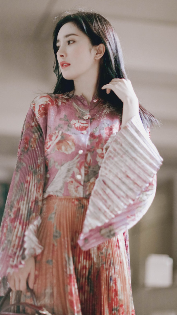 杨幂最新照片_杨幂时尚穿搭_穿皮裤女明星