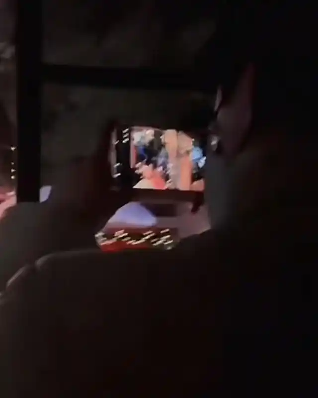 私人情感商业KPI转化_内娱假顶流情侣探班撕开炒CP剧本_娱乐圈中假情侣