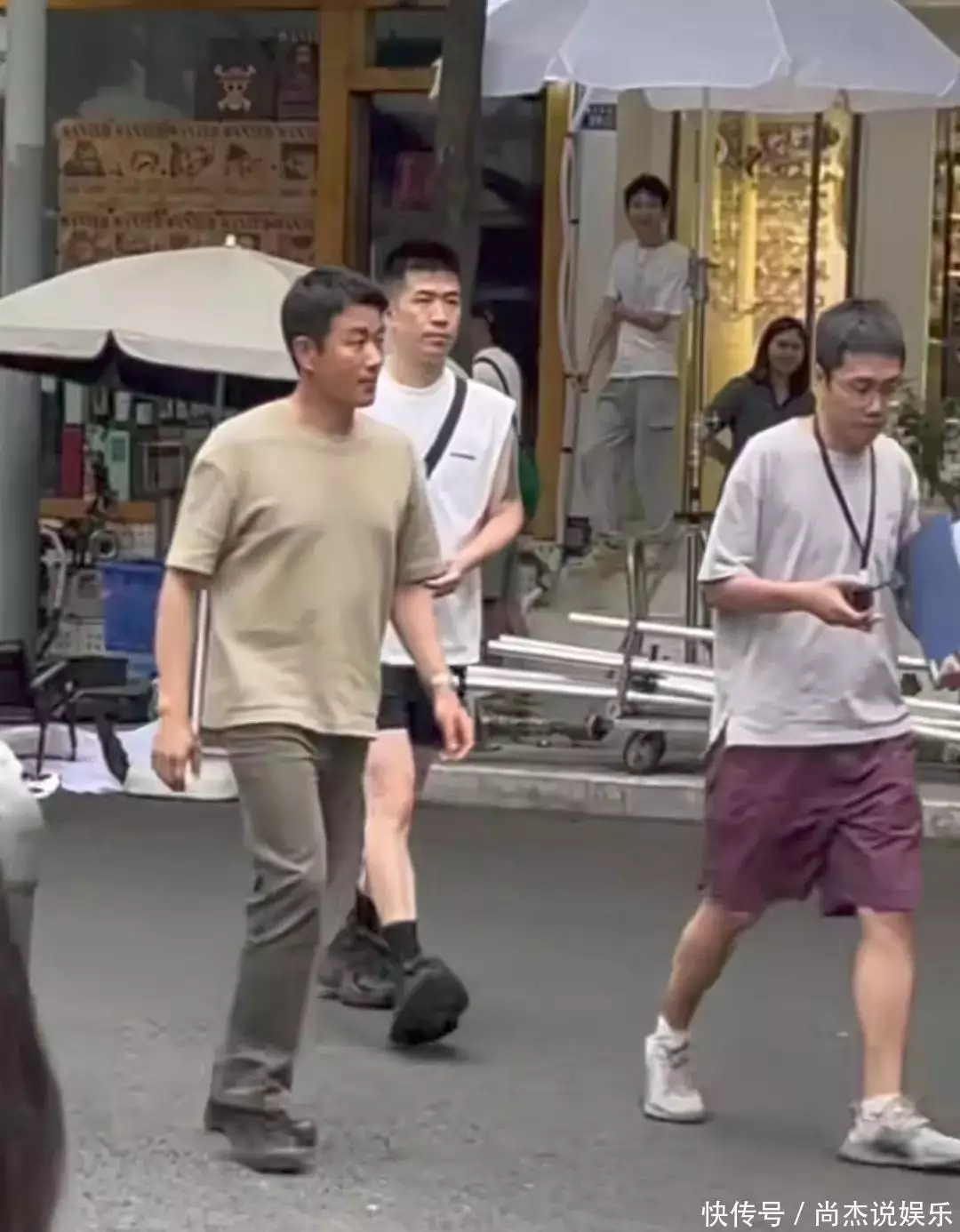 突然翻红的艺人_资本旧瓶装新酒_他们都是怎么扒出明星黑料的,