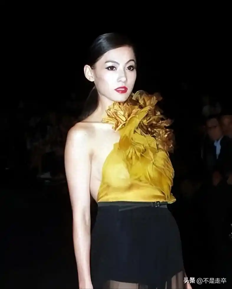 半露内裤、露下乳？这些女明星真是把“诱惑”玩到了极限