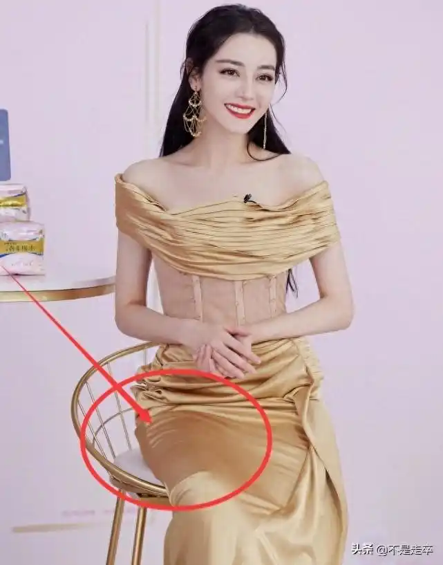 女星穿衣自由 丁字裤争议 公众人物着装尺度_女明星胸部曝光的照片