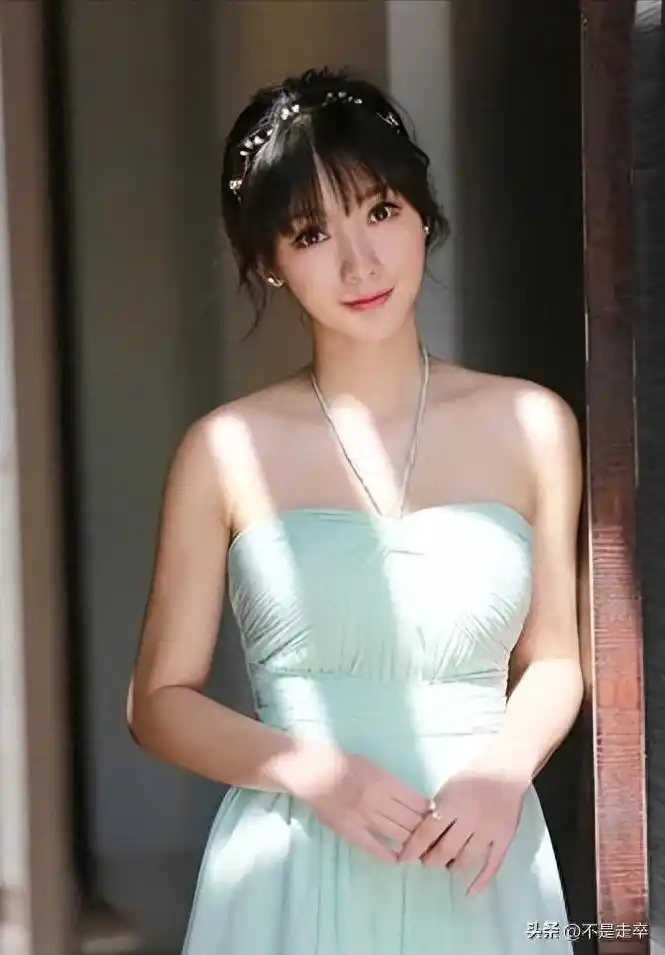 女星穿衣自由 丁字裤争议 公众人物着装尺度_女明星胸部曝光的照片
