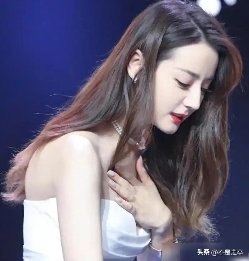 女星穿衣自由 丁字裤争议 公众人物着装尺度_女明星胸部曝光的照片