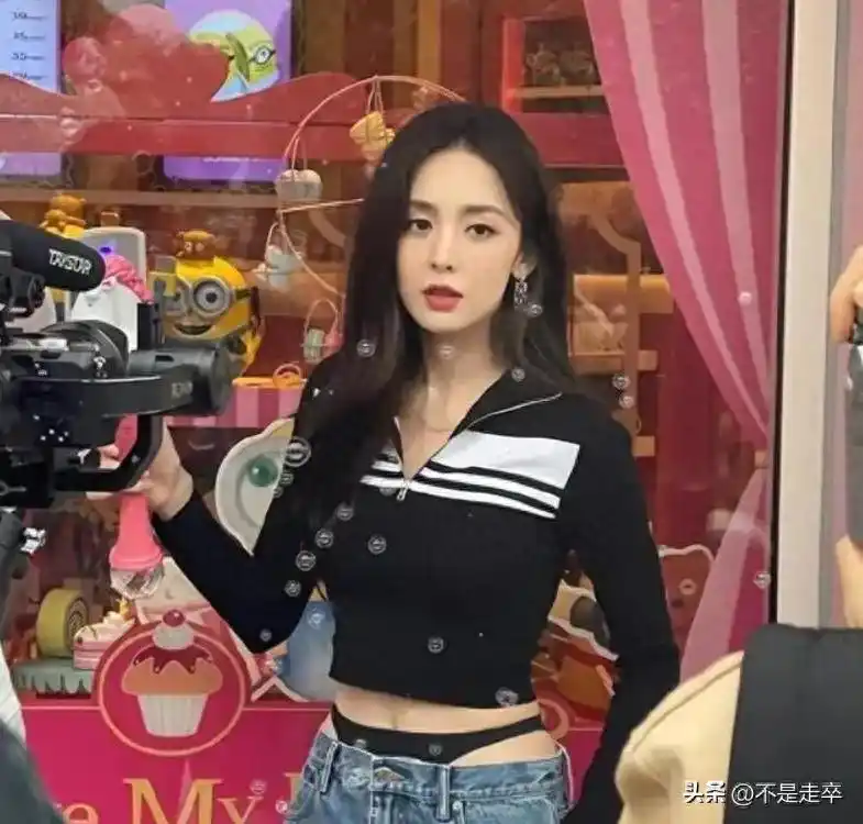 女星穿衣自由 丁字裤争议 公众人物着装尺度_女明星胸部曝光的照片
