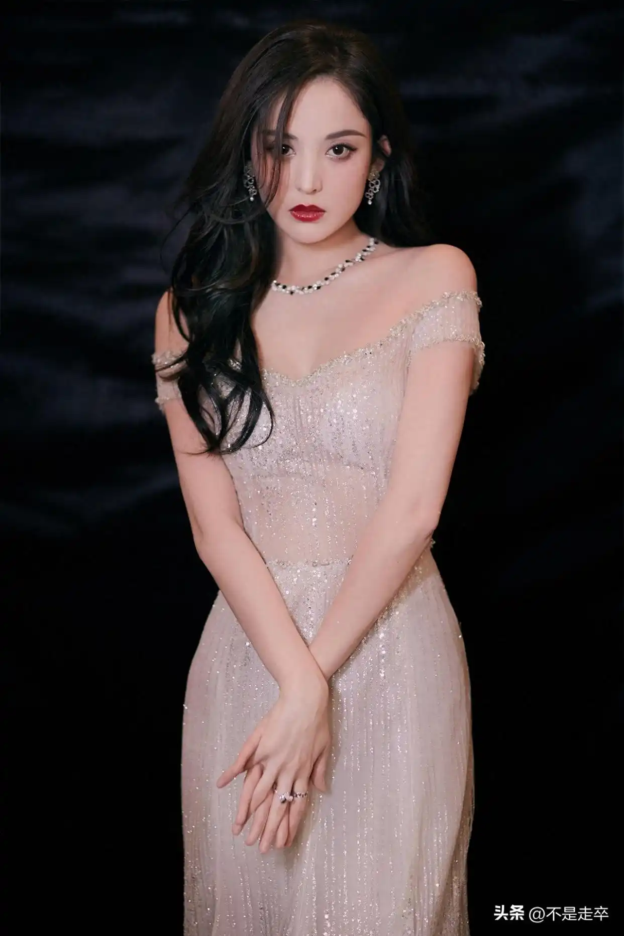 女星穿衣自由 丁字裤争议 公众人物着装尺度_女明星胸部曝光的照片