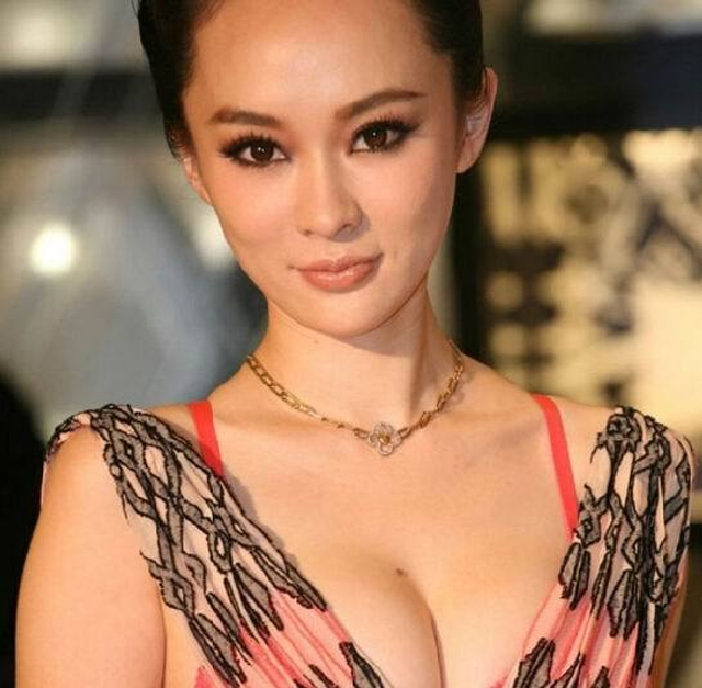 胸太大看不到脚的女星_女明星 耳朵大_童颜巨乳女星