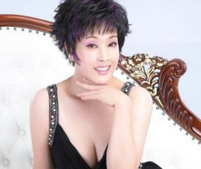 胸太大看不到脚的女星_童颜巨乳女星_女明星 耳朵大