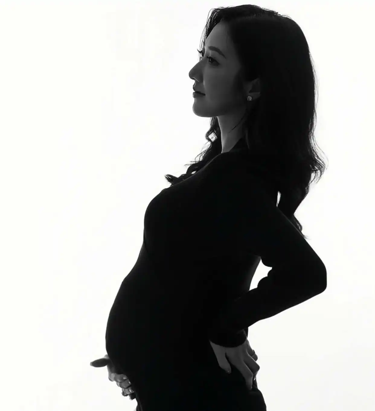怀孕女明星大肚照_何依婷最新孕肚照片分享_何依婷怀孕临盆消息