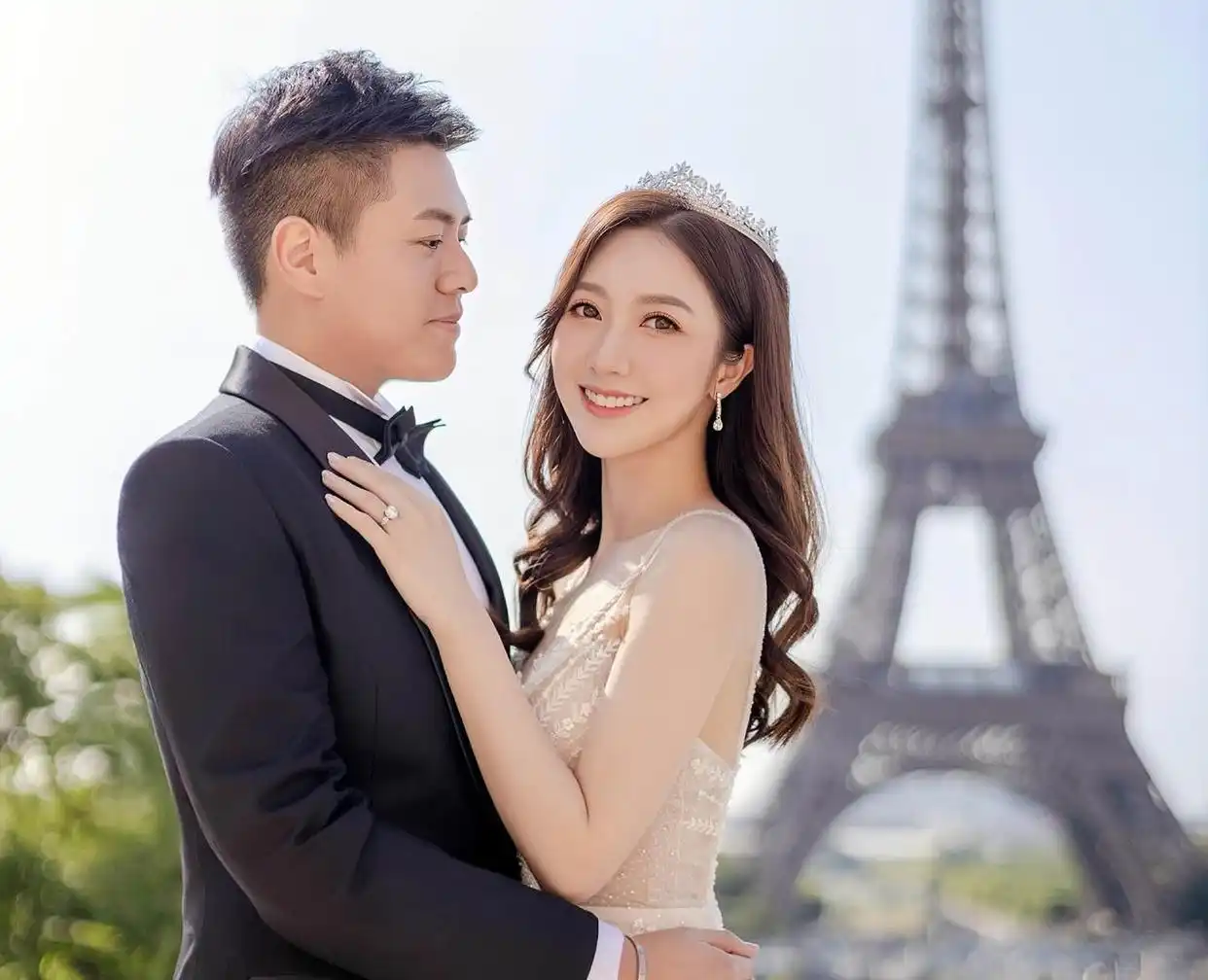 怀孕女明星大肚照_何依婷最新孕肚照片分享_何依婷怀孕临盆消息
