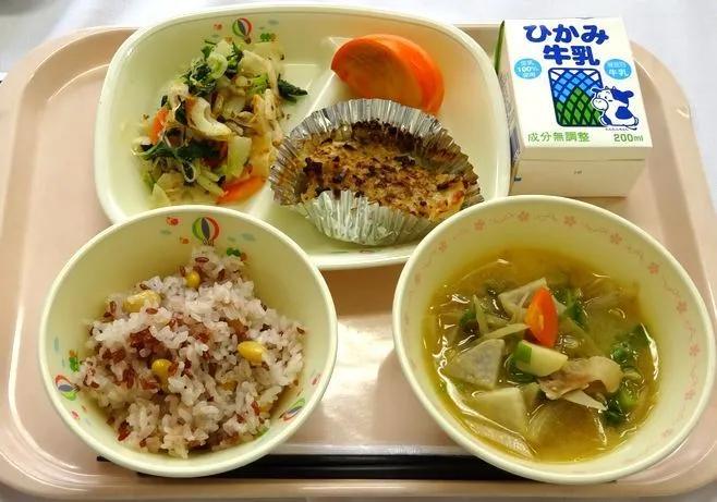 日本小学生校餐_三星校餐在线观看_日本校餐历史演变
