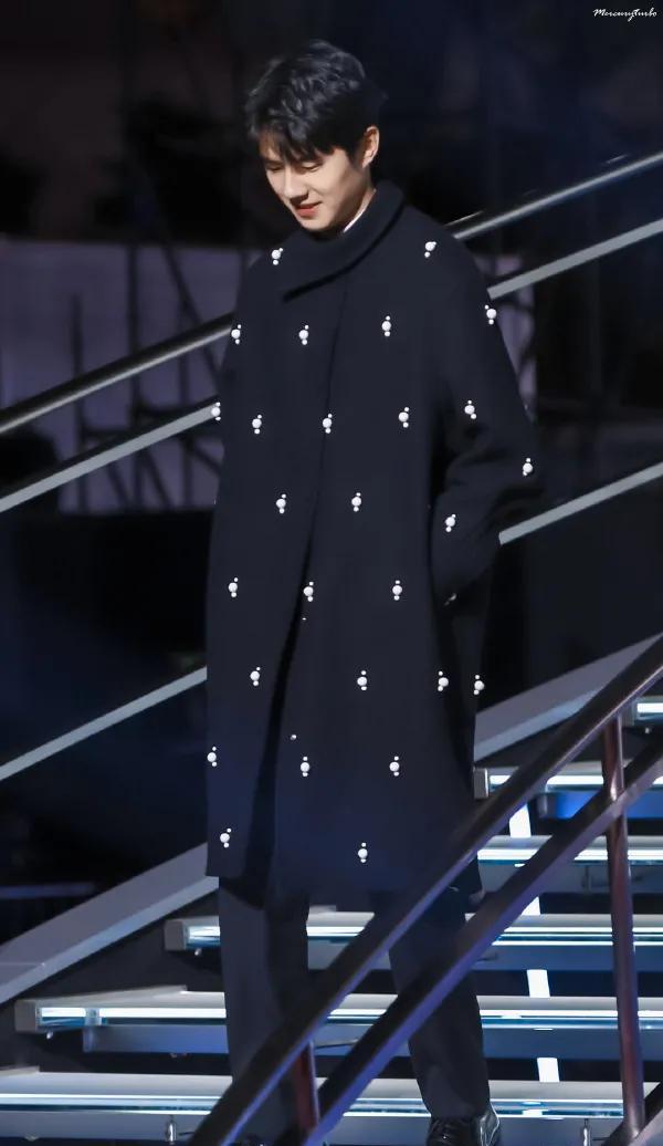 女明星红毯着装挑战_GQ盛典红毯灯光问题_女明星楼梯跌倒