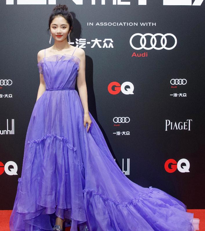 GQ盛典红毯灯光问题_女明星红毯着装挑战_女明星楼梯跌倒