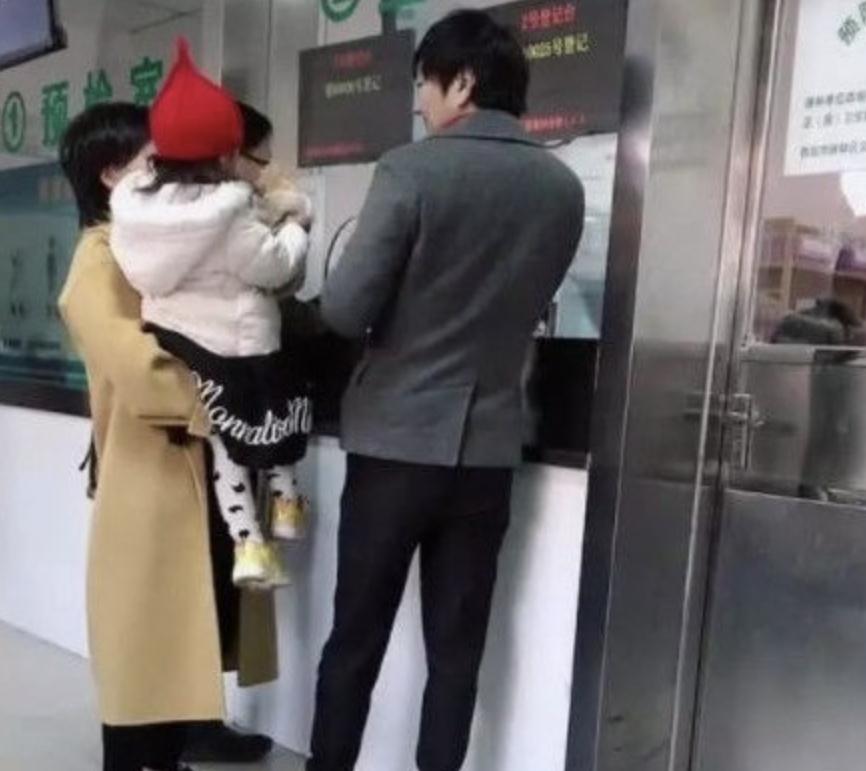 娱乐圈最丑男_美女野兽组合 娱乐圈丑男美女恋爱故事 娱乐圈颜值与才华反差情侣