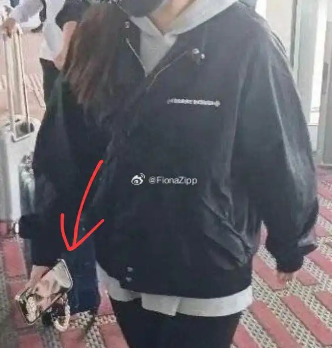同性女明星接吻_阿乔皇甫圣华关系曝光_女明星阿乔女网红皇甫圣华亲密照