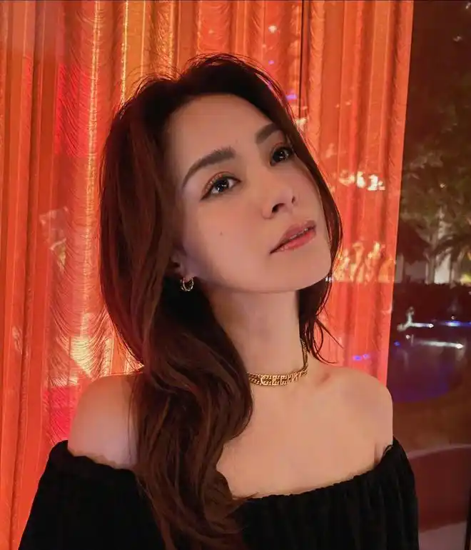 女明星阿乔女网红皇甫圣华亲密照_阿乔皇甫圣华关系曝光_同性女明星接吻