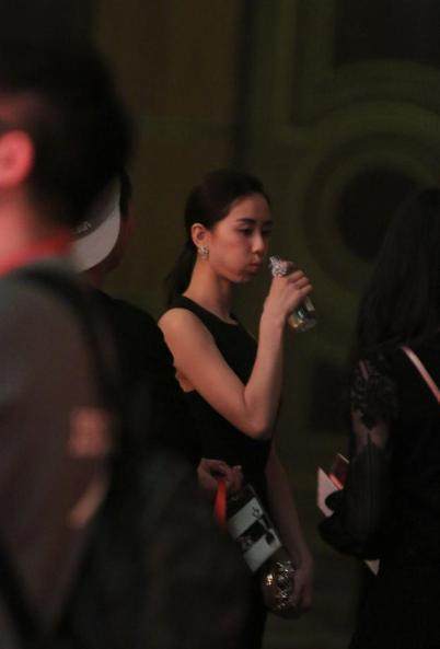 喝水表情夸张_明星喝水姿势_女明星喝水邪恶