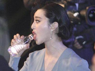 明星喝水姿势_喝水表情夸张_女明星喝水邪恶