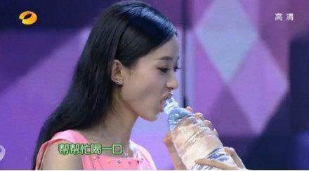喝水表情夸张_女明星喝水邪恶_明星喝水姿势