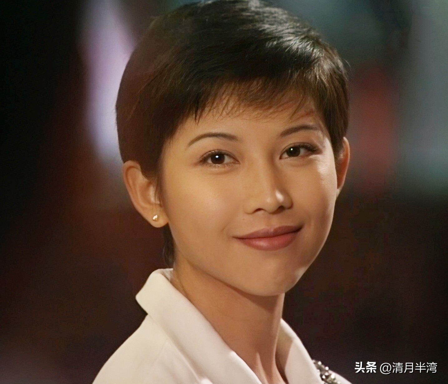 短发 女明星 生_港圈女星短发造型_港风女星短发代表