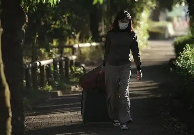 日本电影摇晃的公交车_惠子凝视电影评价_在公交车站直到黎明