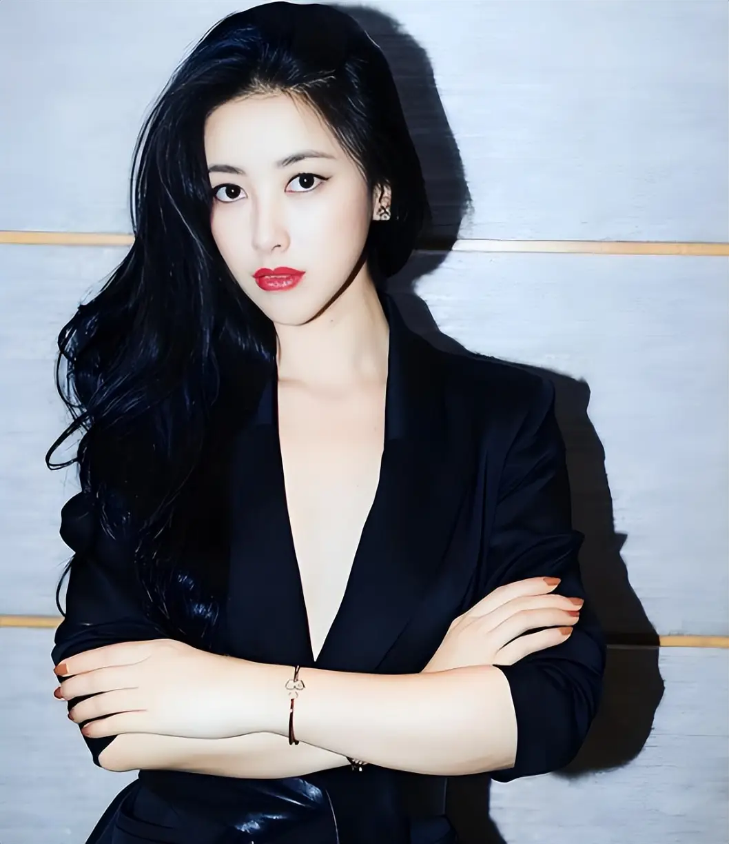 娱乐圈女著名演员潜规则_关晓彤演艺之路_韩国女明星潜规则图