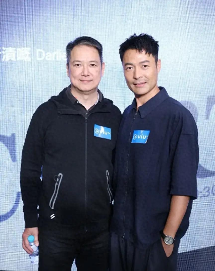 TVB绿叶蔡子健罕露脸，发福显老头发花白，自曝在校执教已是博士