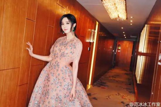 女明星酒店走廊拍照攻略_范冰冰Angelababy走廊造型_女明星宾馆
