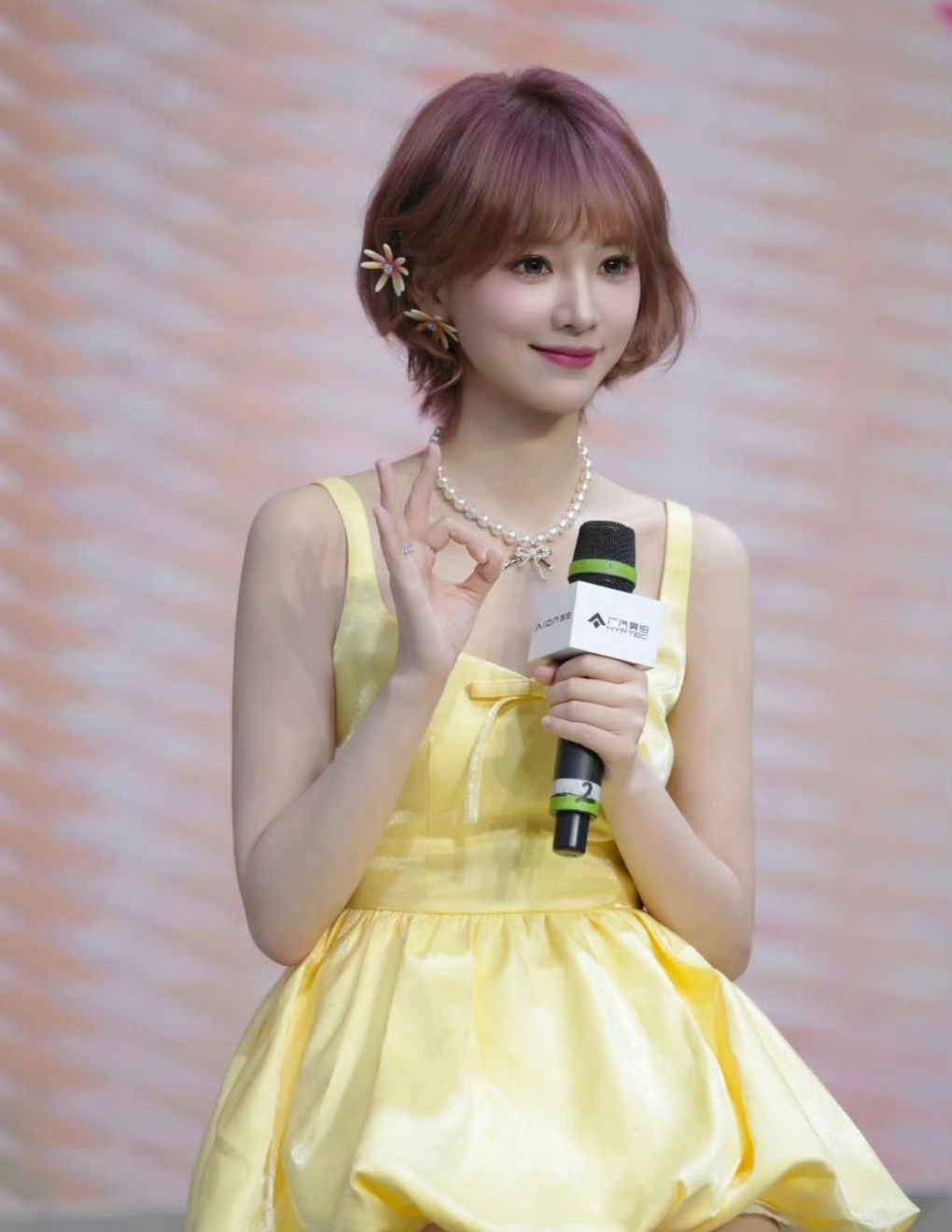 黄灿灿发腮前后颜值变化_最美下巴女明星_发腮脸型气质提升