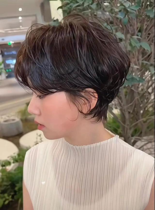 方脸短下巴女明星_短发造型_显脸小发型