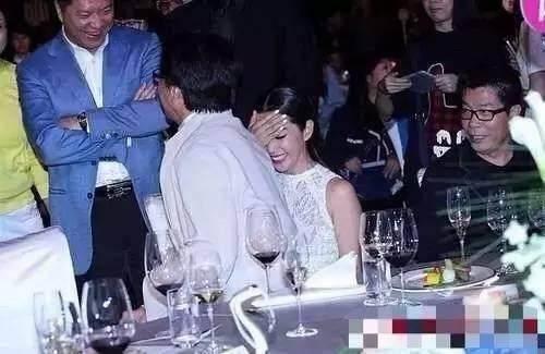 成龙非礼过的女明星数量_成龙抱过那些女明星_刘亦菲被成龙非礼事件