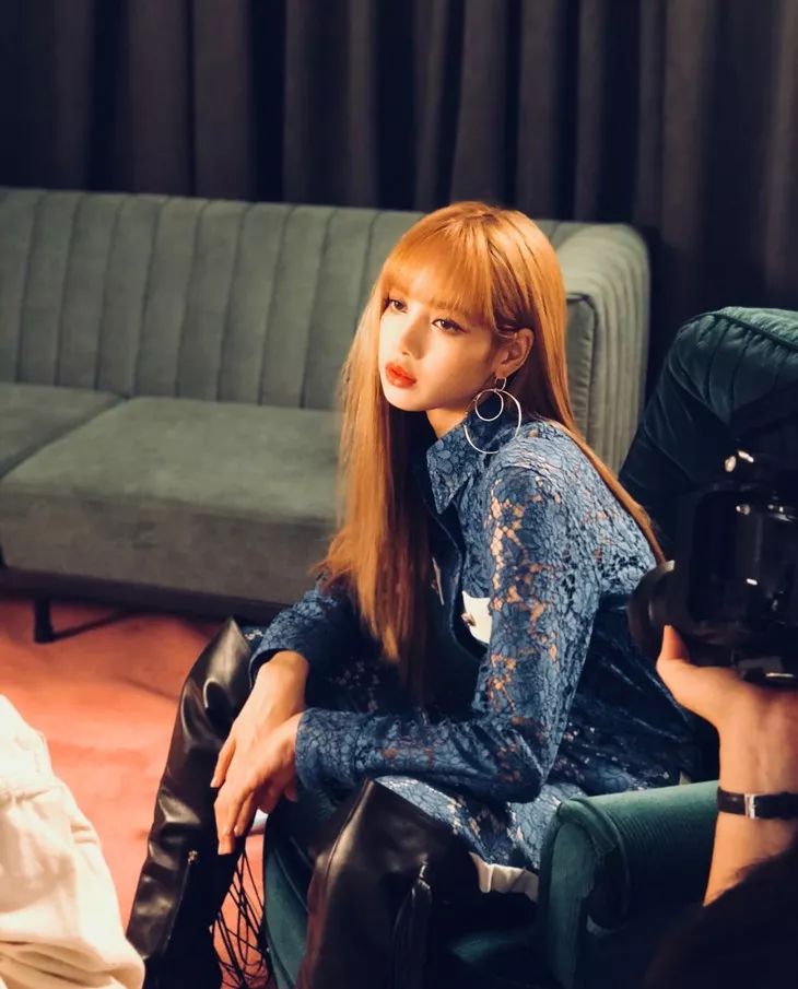 路人镜头下的明星颜值_时装周路人抓拍女明星_女明星时尚cosmo