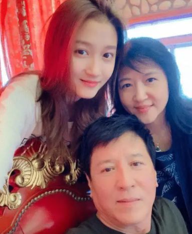 娱乐圈父女关晓彤_关晓彤家庭背景_关晓彤母亲李君