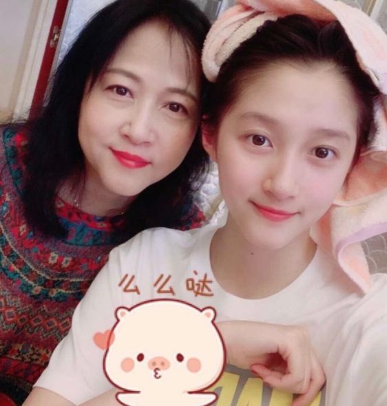 娱乐圈父女关晓彤_关晓彤母亲李君_关晓彤家庭背景