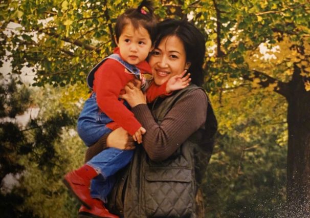 娱乐圈父女关晓彤_关晓彤母亲李君_关晓彤家庭背景