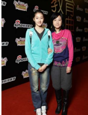 娱乐圈父女关晓彤_关晓彤家庭背景_关晓彤母亲李君