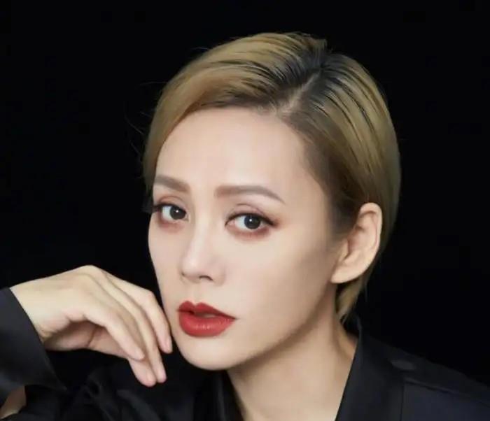 “徐娘半老”仍风姿绰约，这8位女星，堪称娱乐圈的顶级门面
