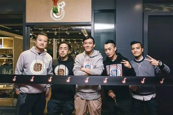 港星转行创业成功_香港娱乐圈衰落_退出娱乐圈香港男星