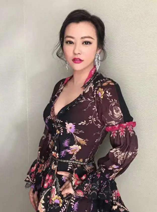 女明星感情经历_惊艳女明星_女明星婚姻故事