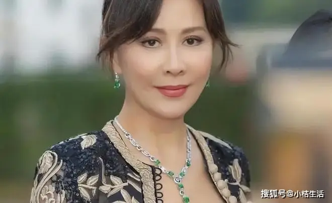 刘嘉玲健身达人保持身材秘诀_女明星紧身裤图片_58岁刘嘉玲户外晨跑紧身裤