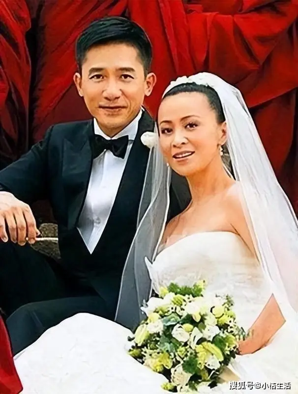 刘嘉玲健身达人保持身材秘诀_女明星紧身裤图片_58岁刘嘉玲户外晨跑紧身裤