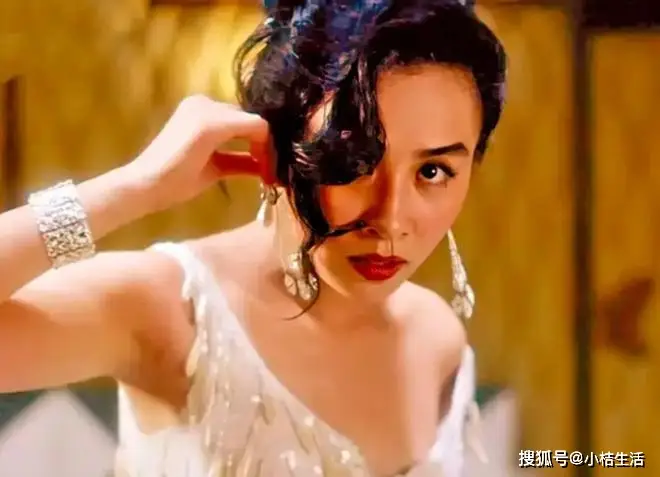 女明星紧身裤图片_58岁刘嘉玲户外晨跑紧身裤_刘嘉玲健身达人保持身材秘诀