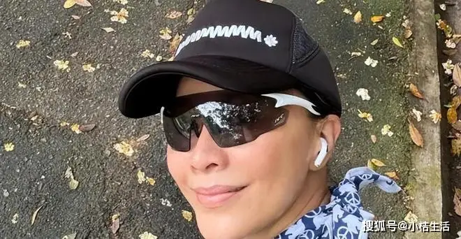 女明星紧身裤图片_58岁刘嘉玲户外晨跑紧身裤_刘嘉玲健身达人保持身材秘诀