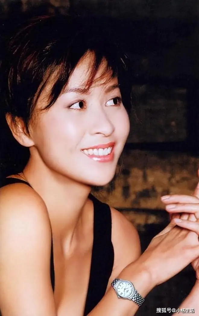 刘嘉玲健身达人保持身材秘诀_女明星紧身裤图片_58岁刘嘉玲户外晨跑紧身裤